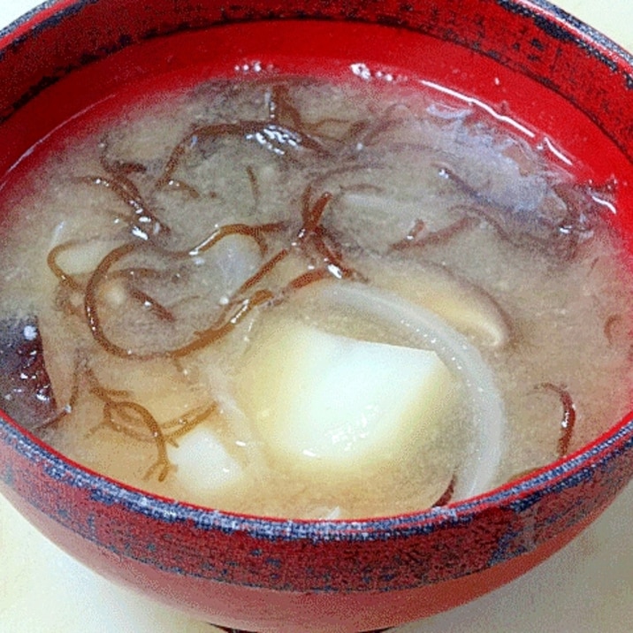 食物繊維たっぷり♪ 「もずくと野菜の味噌汁」